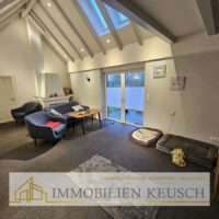 Helles Kaminzimmer
