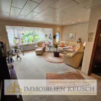 Helles Wohn- und Esszimmer