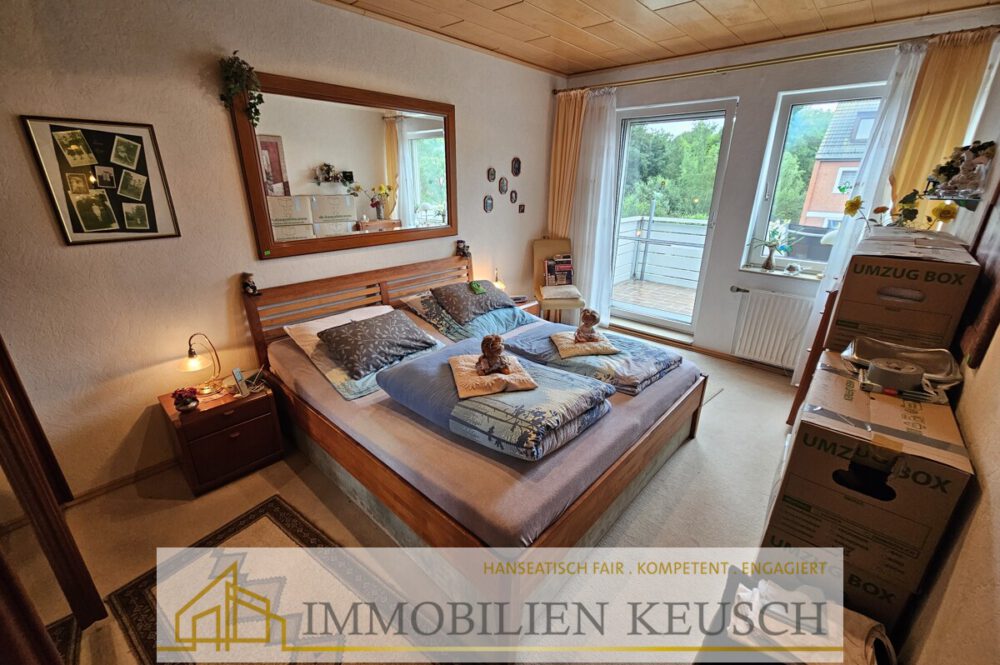 Großes Schlafzimmer OG mit Zugang zum Balkon