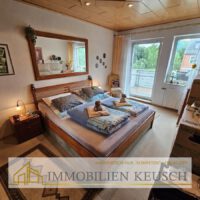 Großes Schlafzimmer OG mit Zugang zum Balkon