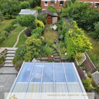 Blick von oben in den Garten