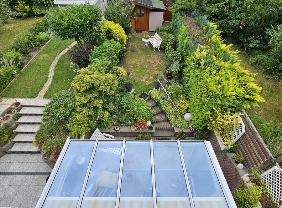 Blick von oben in den Garten