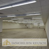 Große beleuchtete Verkaufsfläche
