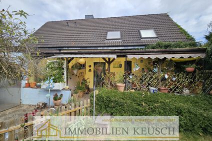 Eingangsbereich mit überd. Terrasse EG