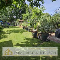 Großer grüner Wohlfühlgarten