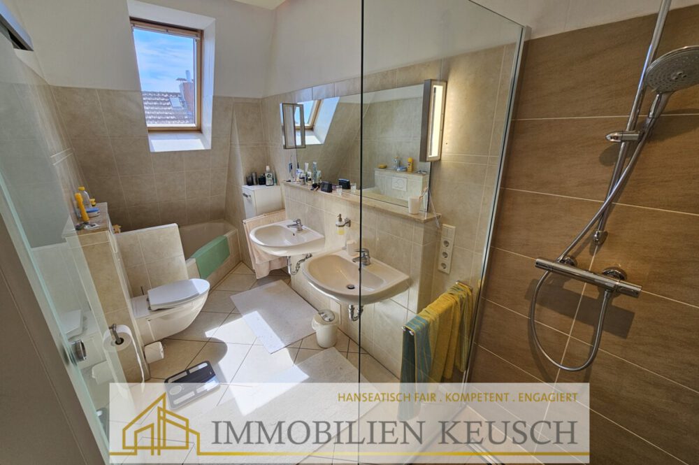Modernes Dusch- und Wannenbad