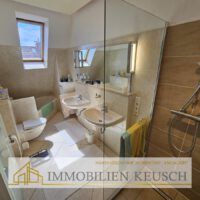 Modernes Dusch- und Wannenbad