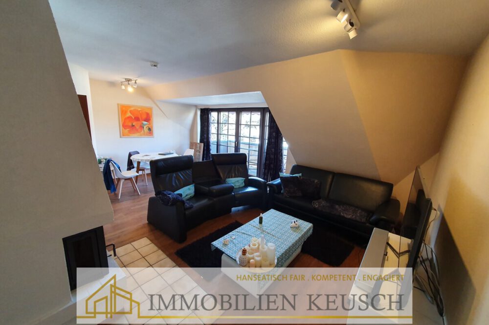 Wohn- Esszimmer mit Kamin