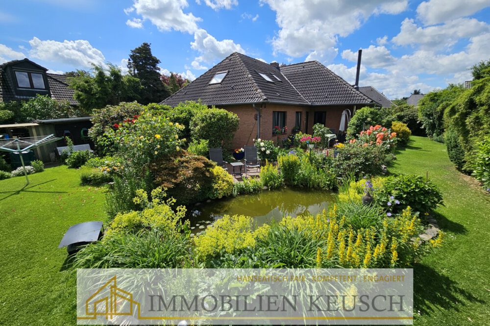 Traumgarten mit Teich und großer Terrasse