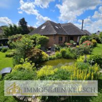 Traumgarten mit Teich und großer Terrasse