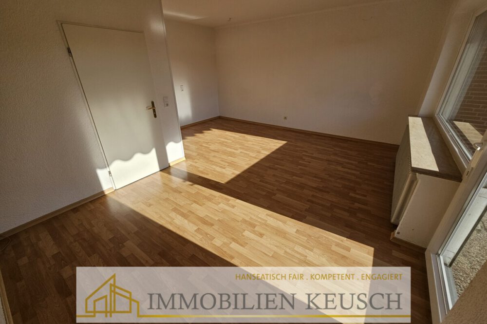 Wohn-Esszimmer mit Zugang zum Garten