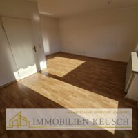 Wohn-Esszimmer mit Zugang zum Garten