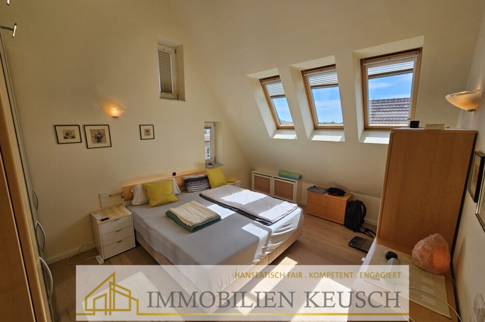 Schlafzimmer mit sehr hoher Decke