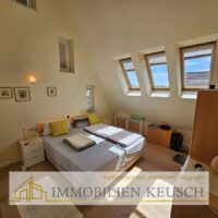 Schlafzimmer mit sehr hoher Decke