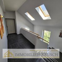 Helles & modernes Treppenhaus