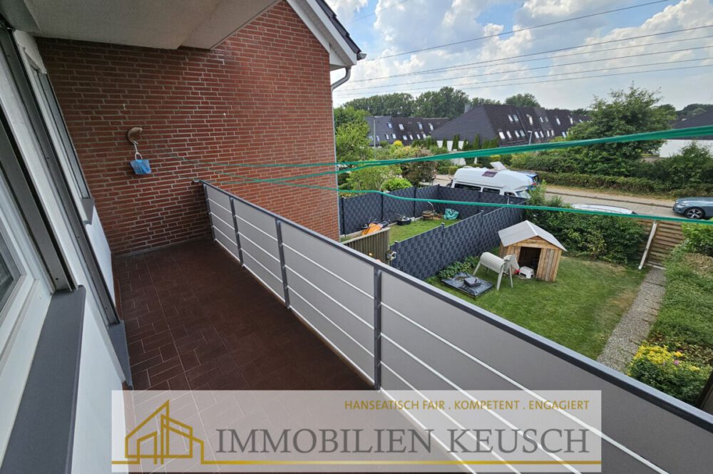 überdachter Balkon mit Blick in den Garten