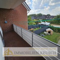 überdachter Balkon mit Blick in den Garten