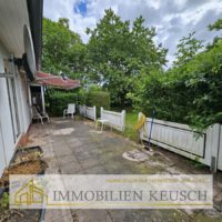 Große Terrasse mit Markise