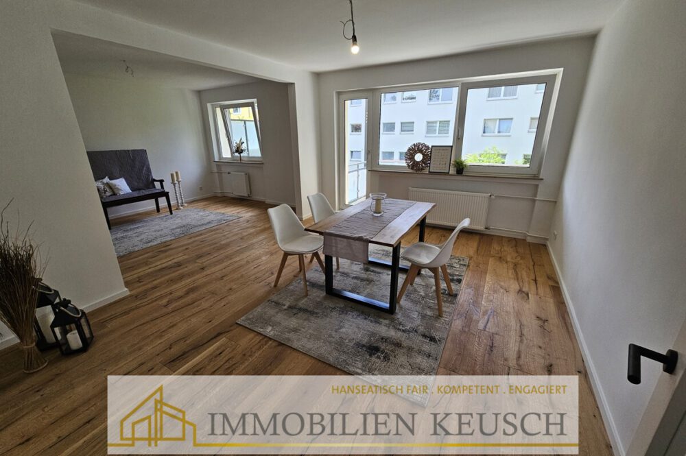 Wohn-Esszimmer mit Zugang zum Balkon