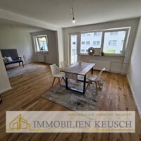 Wohn-Esszimmer mit Zugang zum Balkon