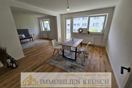 Wohn-Esszimmer mit Zugang zum Balkon