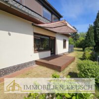 Seitliche Terrasse am Wohnzimmer