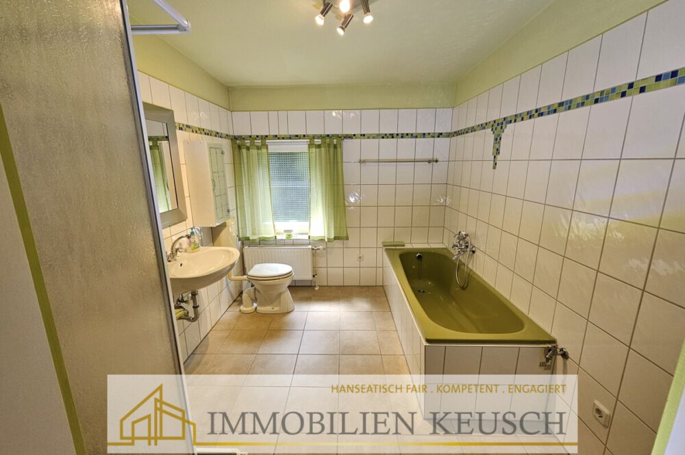 Dusch- und Wannenbad mit Waschmaschinenanschluss
