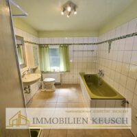 Dusch- und Wannenbad mit Waschmaschinenanschluss