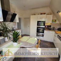 Einbauküche mit Sitzgelegenheit