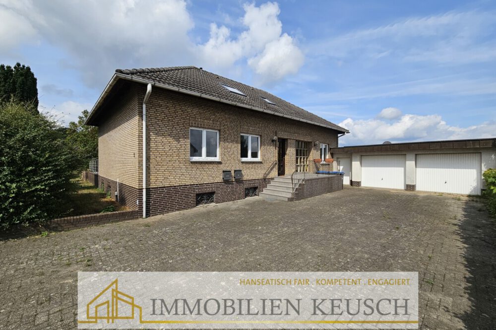 Vorderansicht mit 2 Garagen & Schuppen