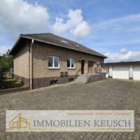 Vorderansicht mit 2 Garagen & Schuppen