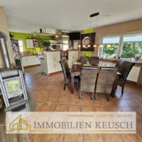 Offene Wohnküche mit Kaminofen