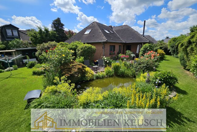 Traumgarten mit Teich und großer Terrasse