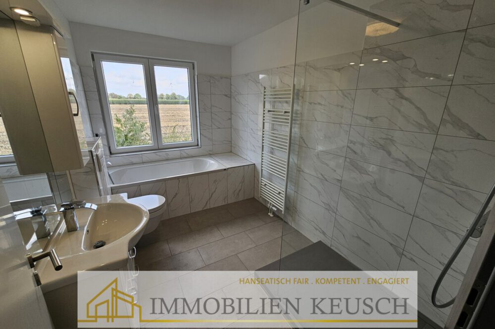 Neues modernes Dusch-Wannenbad