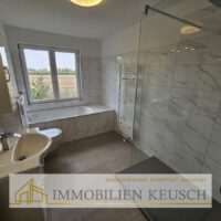 Neues modernes Dusch-Wannenbad