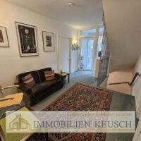 Flur seitlich & Treppenaufgang