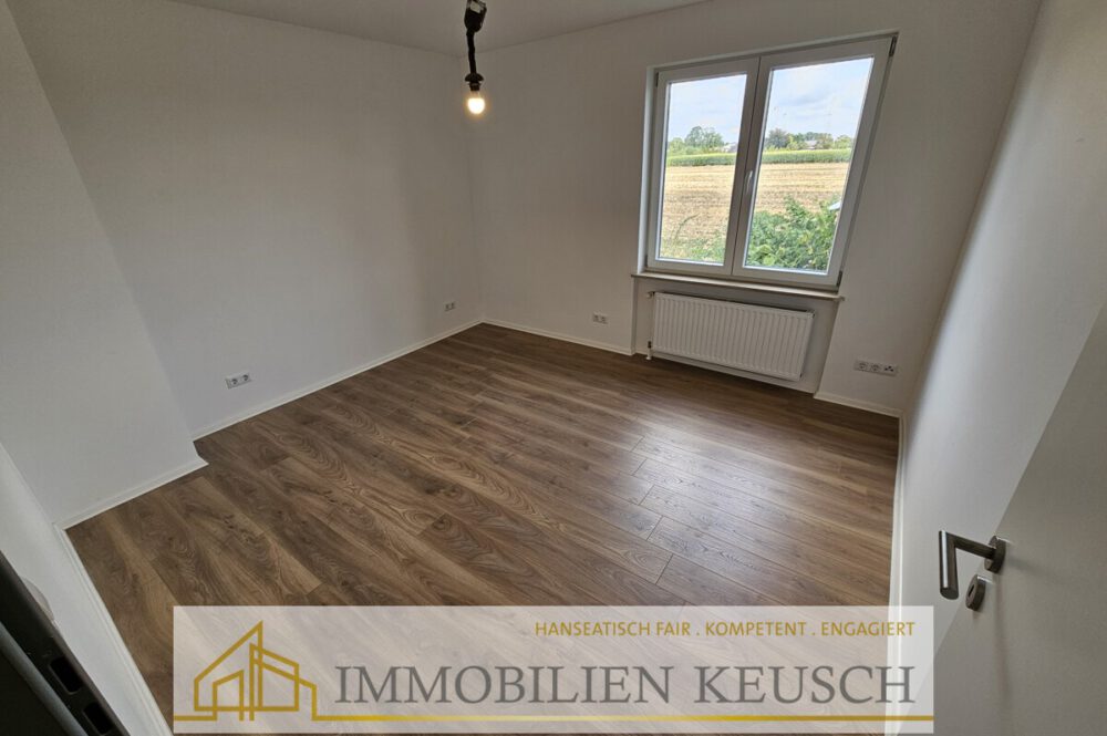 Kinder- oder Gästezimmer mit Blick ins Grüne