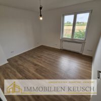 Kinder- oder Gästezimmer mit Blick ins Grüne