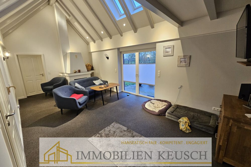 Helles Kaminzimmer