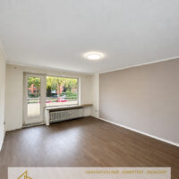 Großes Wohnzimmer mit Balkonblick