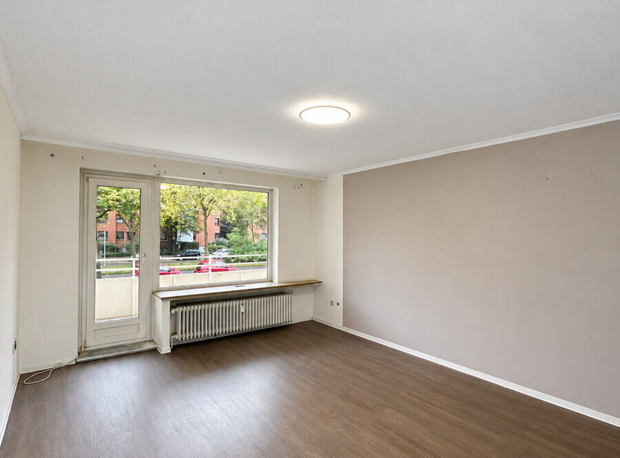 Großes Wohnzimmer mit Balkonblick