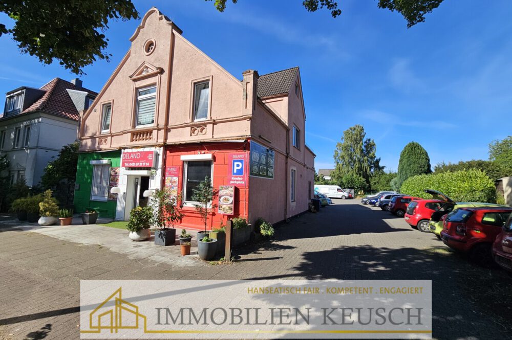 Vorderansicht mit Einfahrt