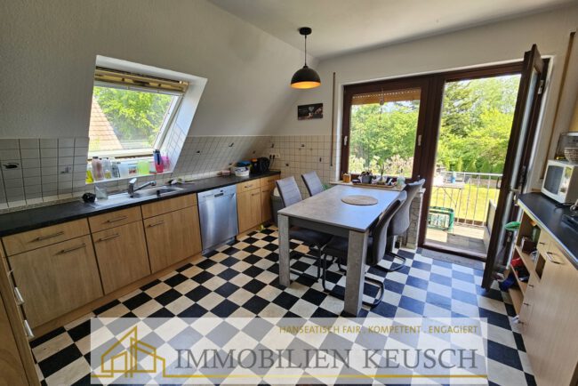 Große Küche mit Sitzgelegenheit und Zugang zum Balkon OG