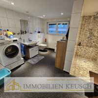Duschbad mit Waschmaschinenanschlüsse