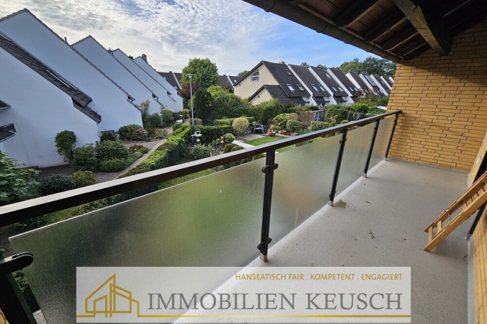 Großer überdachter Balkon im OG
