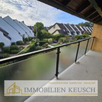 Großer überdachter Balkon im OG