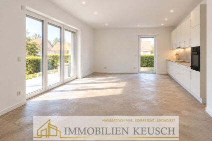 Wohnzimmer mit Einbauküche