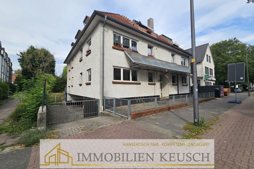 seitlich mit Einfahrt