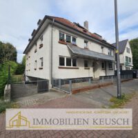 seitlich mit Einfahrt